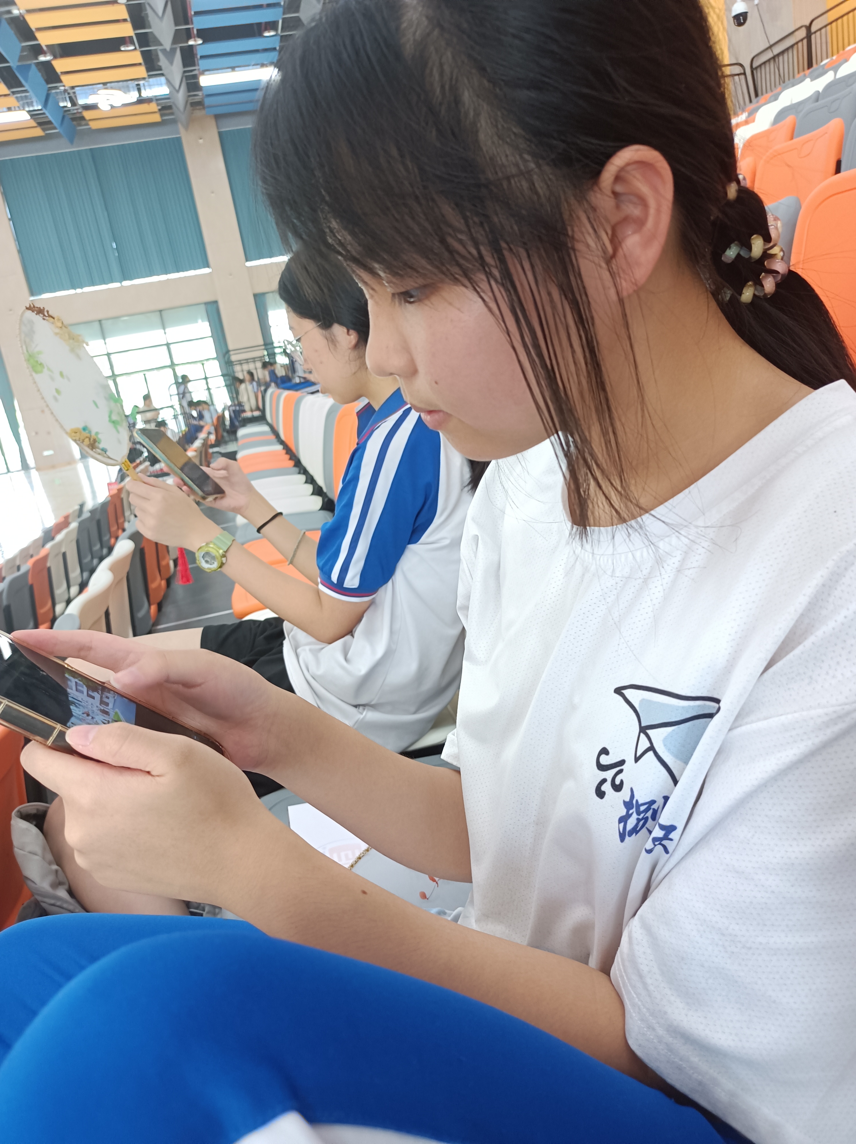 玩手机